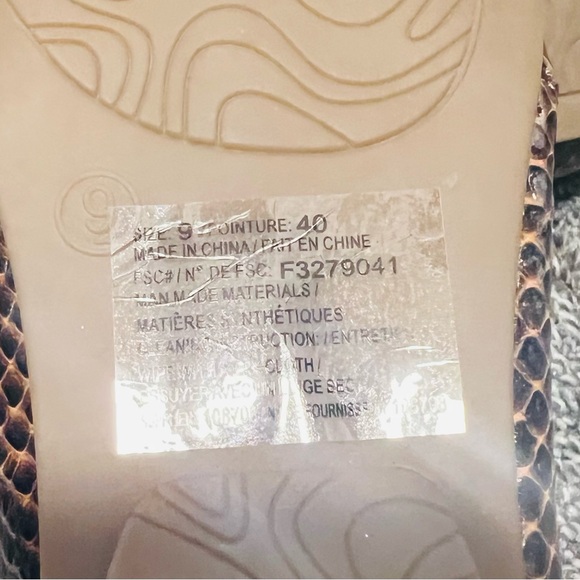 Brown faux crocodile embossed women’s loafers. Size 9.5 - Picture 2 of 6